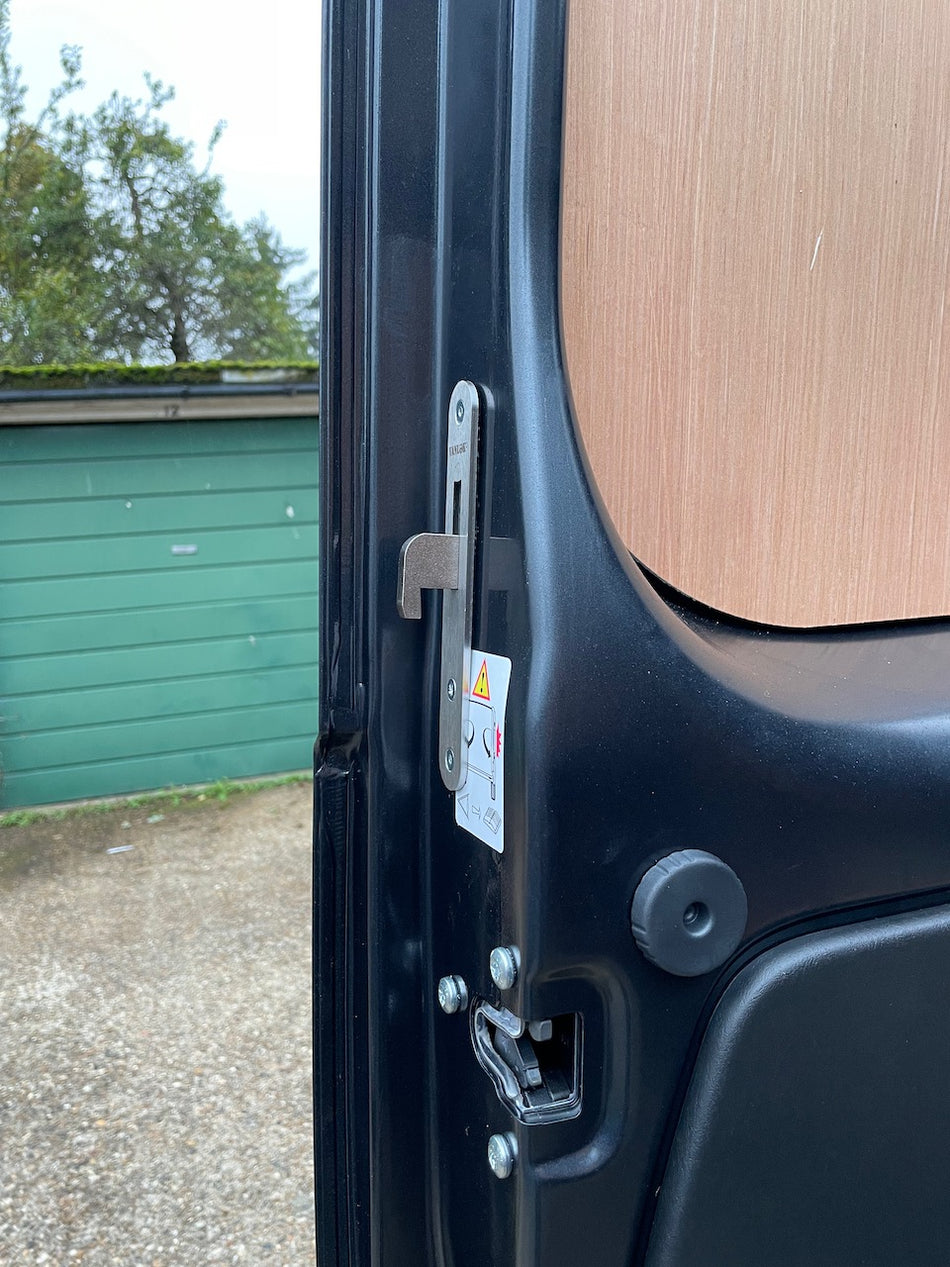 Renault Trafic 2014 barn door hooklock