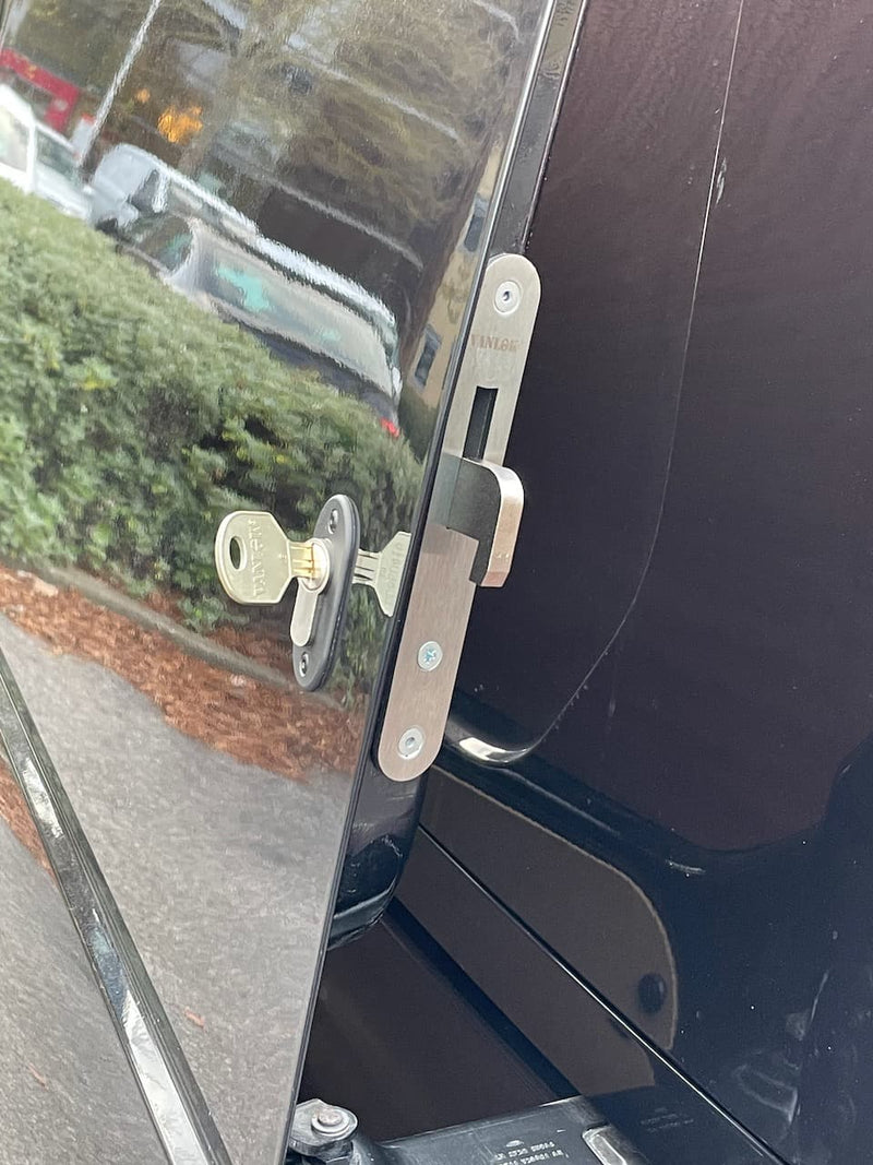 Hooklock fitted to sliding door of Connect 2014