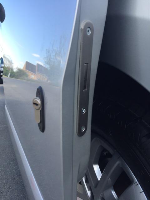 Renault trafic glazed sliding door deadlock