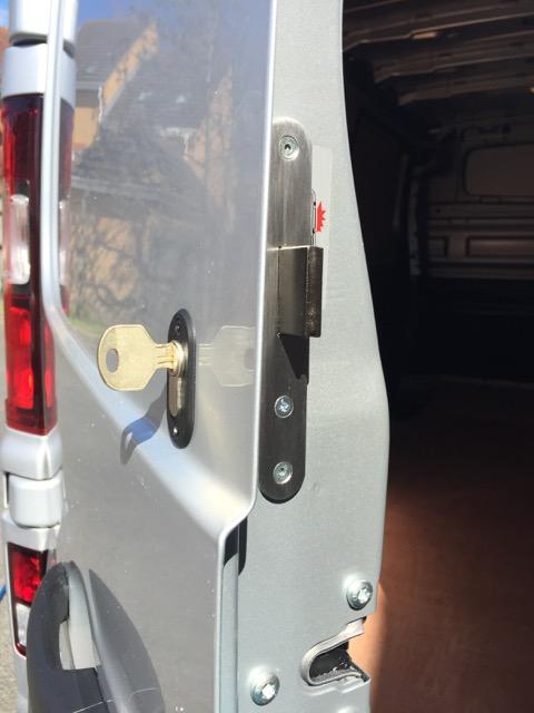 Renault Trafic rear door deadlock
