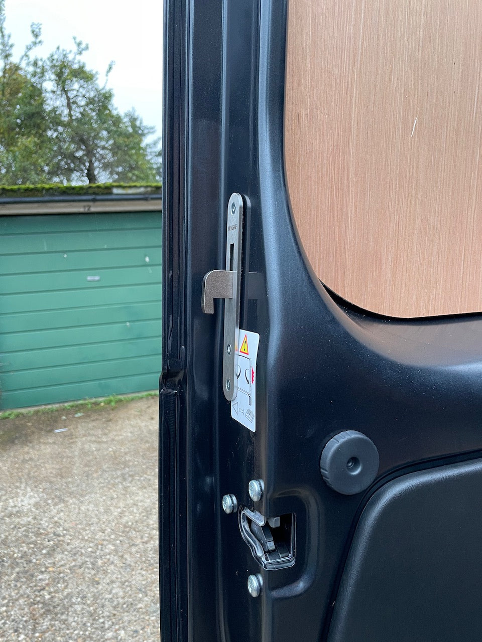 Nissan Primastar barn door hooklock