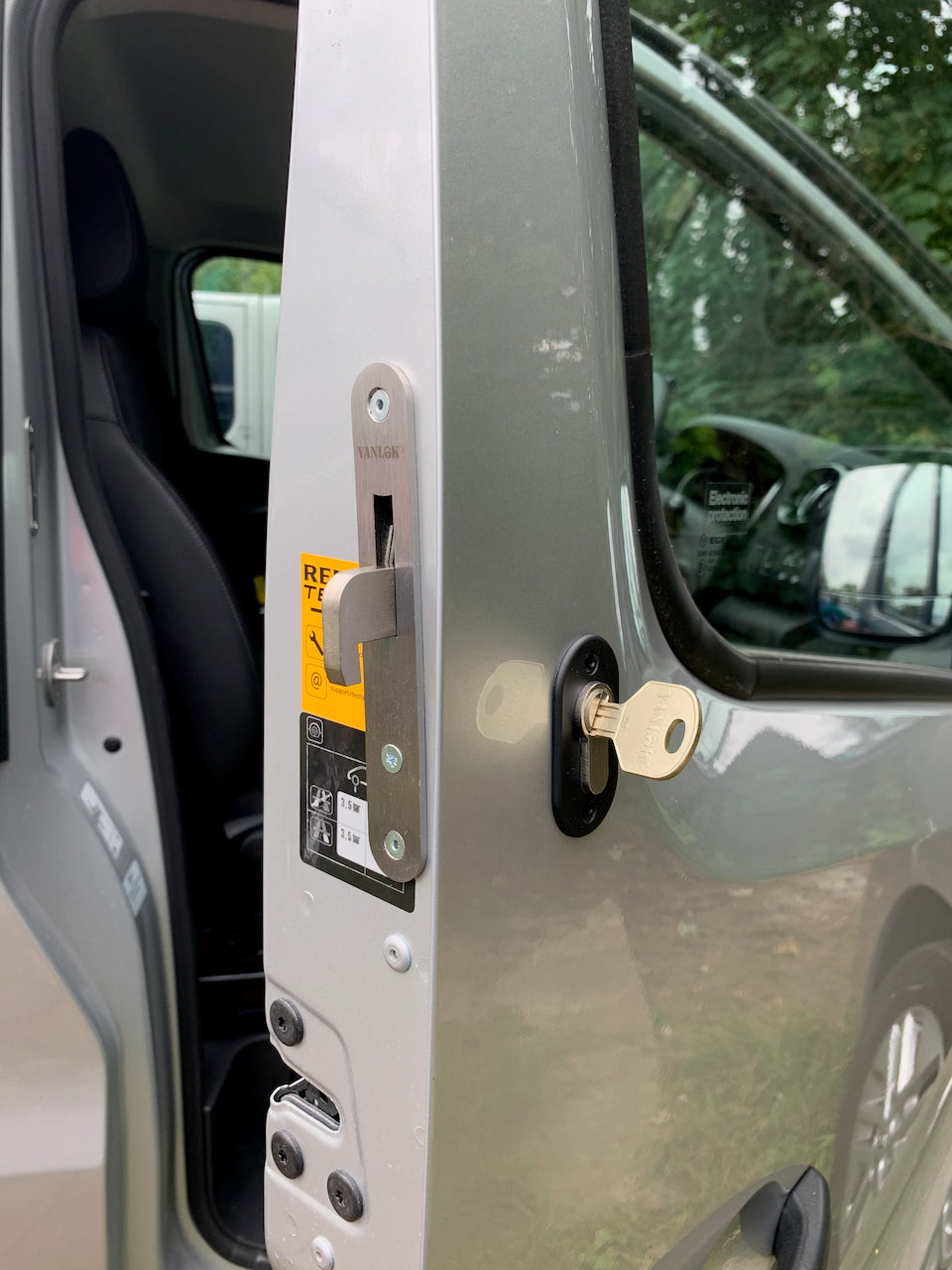 Nissan Primastar cab door hooklock