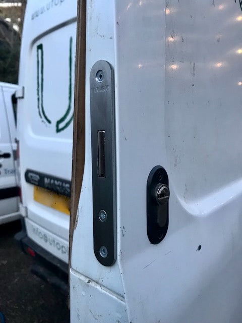Maxus rear door deadlock