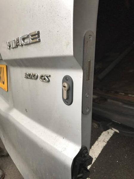 Toyota Hiace Powervan tailgate deadlock