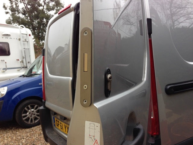 Toyota Proace rear door deadlock
