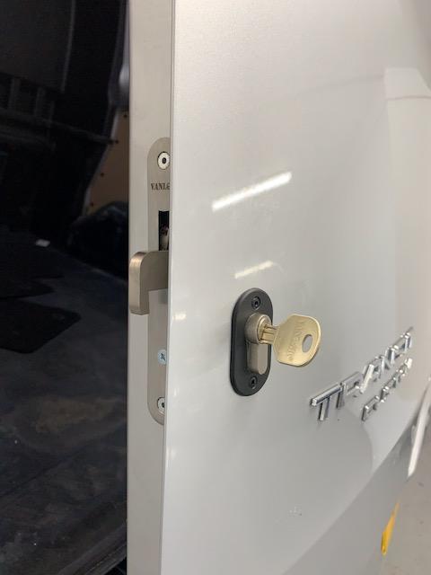 Transit Custom tailgate deadlocks with hookbolt
