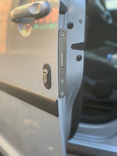 VW Caddy cab deadlock